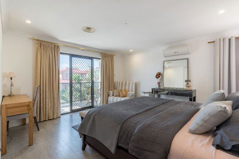 ULTRA SPACIOUS STYLISH HOME IN PRESTONS - SYDNEY - Tourism Caloundra 2
