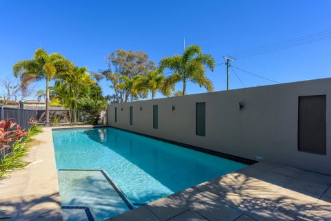 Unit 4 Rainbow Surf - Modern, Double Storey Townhouse With Large Shared Pool, Close To Beach And Shop - Tourism Caloundra 2