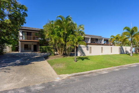 Unit 4 Rainbow Surf - Modern, Double Storey Townhouse With Large Shared Pool, Close To Beach And Shop - Tourism Caloundra 1