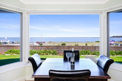 Victor Harbor Beachfront Bliss + WiFi - Tourism Caloundra 0
