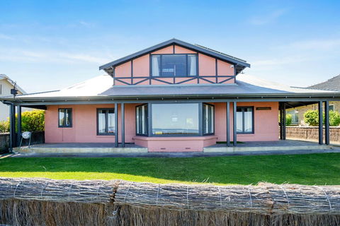 Victor Harbor Beachfront Bliss + WiFi - Tourism Caloundra 1