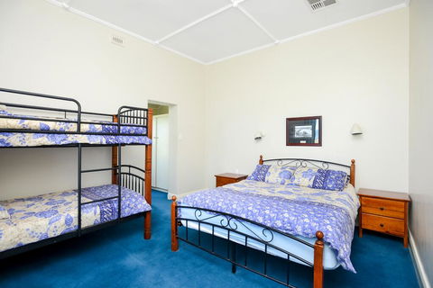 Victor Harbor Beachfront Bliss + WiFi - Tourism Caloundra 2
