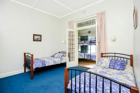 Victor Harbor Beachfront Bliss + WiFi - Tourism Caloundra 3