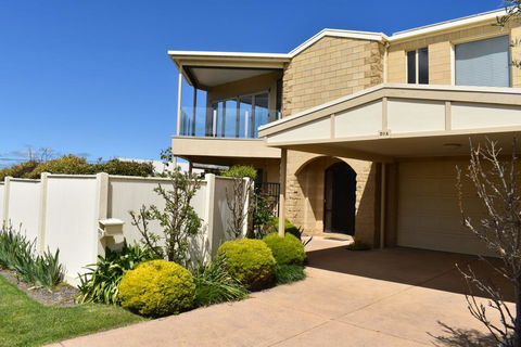VIEWS FOREVER - INVERLOCH - Tourism Caloundra 0