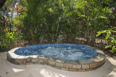 Villa Frangipani - Tourism Caloundra 1