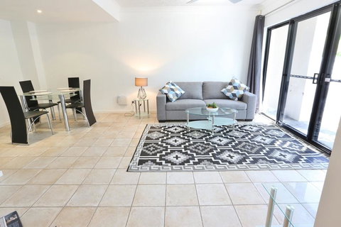 Villa Via Veneto - Tourism Caloundra 0