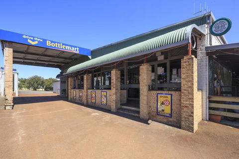 Walpole Hotel Motel - Tourism Caloundra 2
