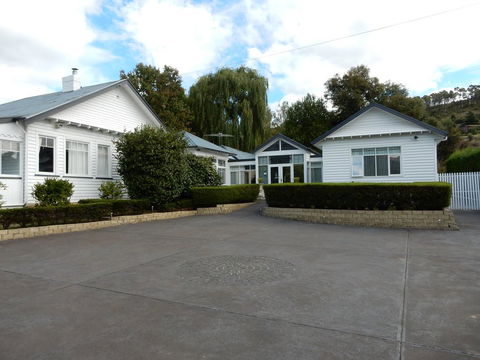 Walton House Bed & Breakfast - Tourism Caloundra 0