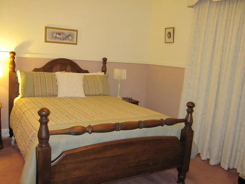 Walton House Bed & Breakfast - Tourism Caloundra 2