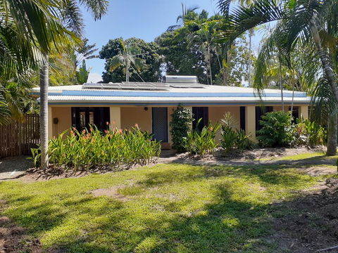 Wandering Palms - Tourism Caloundra 0