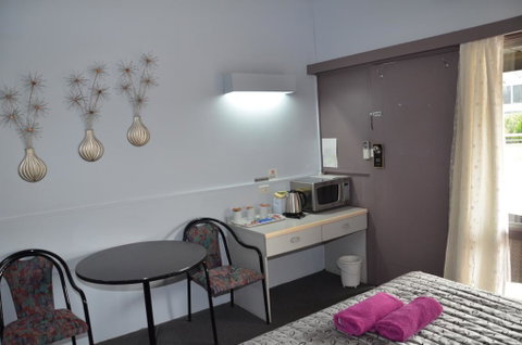 Warwick Motor Inn - Tourism Caloundra 3