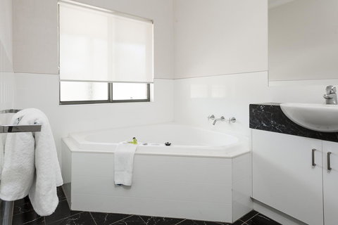 Blazing Stump Motel & Suites - Tourism Caloundra 33