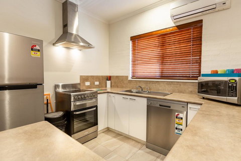 Blazing Stump Motel & Suites - Tourism Caloundra 2