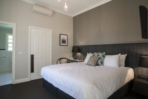 Oscar\'s On The Yarra - Tourism Caloundra 3