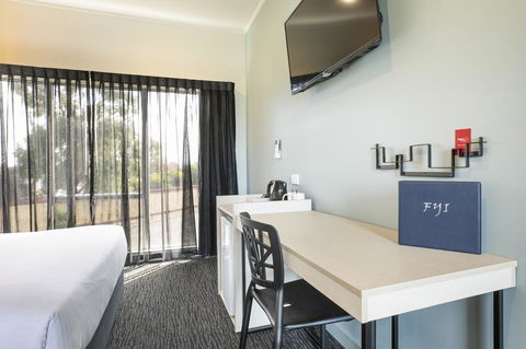 Nightcap At Excelsior Hotel - Tourism Caloundra 10