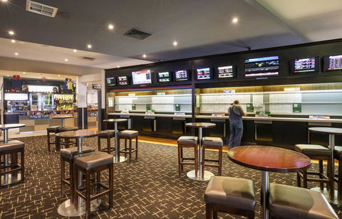Nightcap At Excelsior Hotel - Tourism Caloundra 29