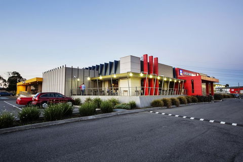 Nightcap At Excelsior Hotel - Tourism Caloundra 30