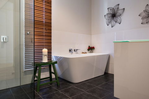 Lake Como Villa - Tourism Caloundra 6