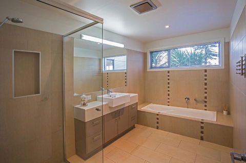 Saltwater Breeze Retreat - Tourism Caloundra 19