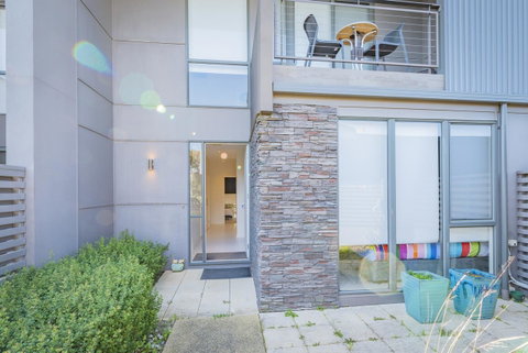 Stylish 3 Bedroom Townhouse - Free Parking - Tourism Caloundra 0