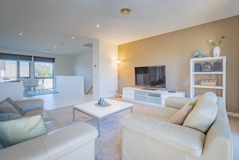Stylish 3 Bedroom Townhouse - Free Parking - Tourism Caloundra 1