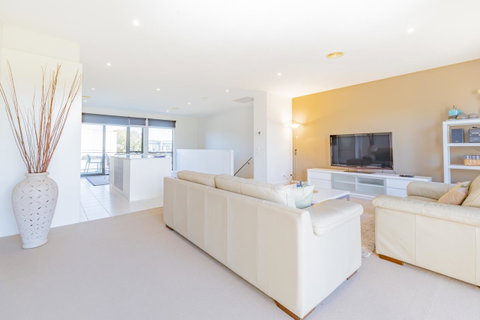 Stylish 3 Bedroom Townhouse - Free Parking - Tourism Caloundra 4