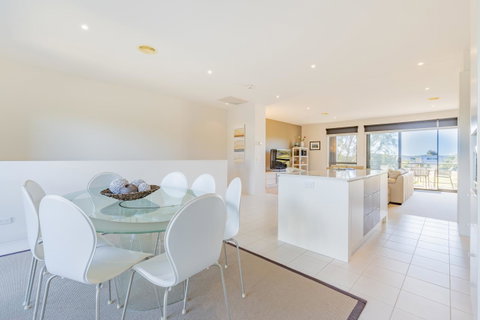 Stylish 3 Bedroom Townhouse - Free Parking - Tourism Caloundra 14
