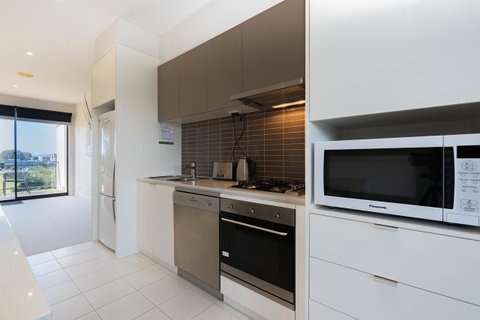 Stylish 3 Bedroom Townhouse - Free Parking - Tourism Caloundra 10