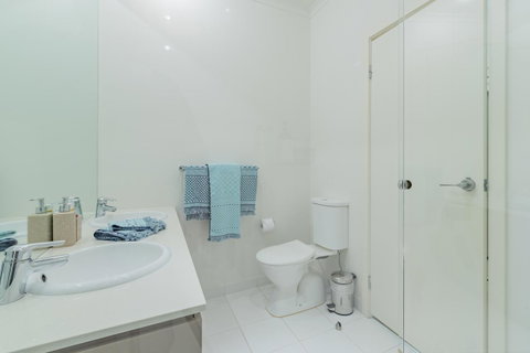 Stylish 3 Bedroom Townhouse - Free Parking - Tourism Caloundra 18