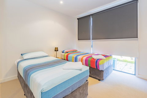 Stylish 3 Bedroom Townhouse - Free Parking - Tourism Caloundra 8