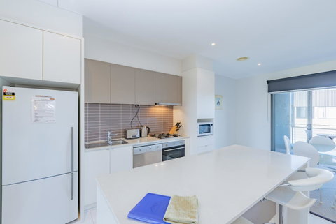 Stylish 3 Bedroom Townhouse - Free Parking - Tourism Caloundra 11