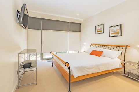 Stylish 3 Bedroom Townhouse - Free Parking - Tourism Caloundra 19
