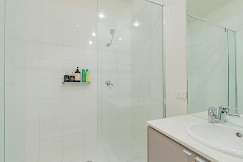 Stylish 3 Bedroom Townhouse - Free Parking - Tourism Caloundra 17