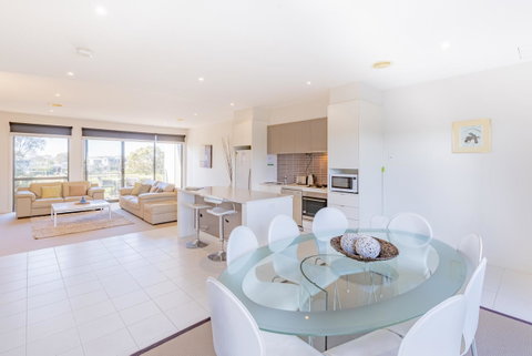 Stylish 3 Bedroom Townhouse - Free Parking - Tourism Caloundra 2