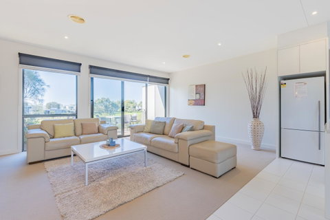 Stylish 3 Bedroom Townhouse - Free Parking - Tourism Caloundra 16
