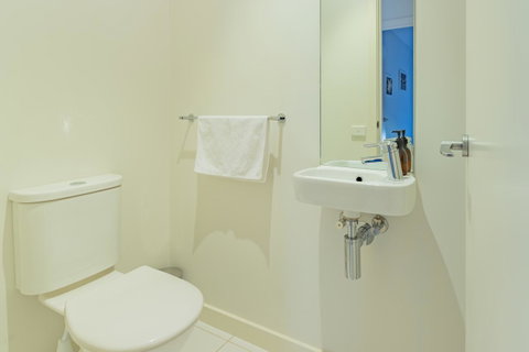 Stylish 3 Bedroom Townhouse - Free Parking - Tourism Caloundra 22