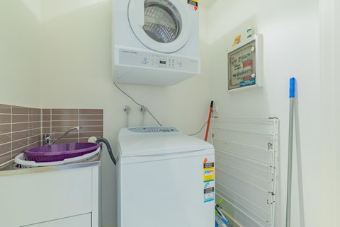 Stylish 3 Bedroom Townhouse - Free Parking - Tourism Caloundra 21