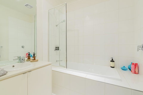 Stylish 3 Bedroom Townhouse - Free Parking - Tourism Caloundra 23