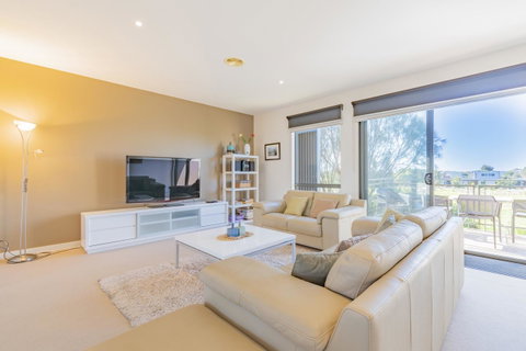 Stylish 3 Bedroom Townhouse - Free Parking - Tourism Caloundra 9