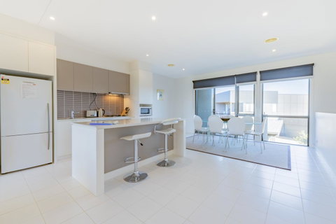 Stylish 3 Bedroom Townhouse - Free Parking - Tourism Caloundra 3