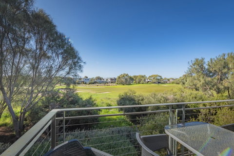 Stylish 3 Bedroom Townhouse - Free Parking - Tourism Caloundra 12