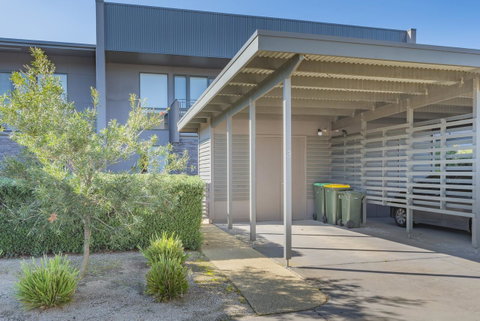 Stylish 3 Bedroom Townhouse - Free Parking - Tourism Caloundra 24