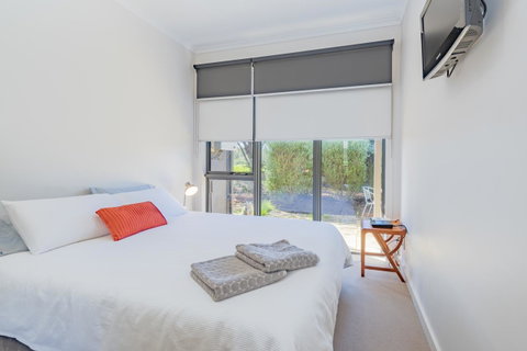 Stylish 3 Bedroom Townhouse - Free Parking - Tourism Caloundra 7