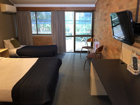 Bribie Island Hotel - Tourism Caloundra 2