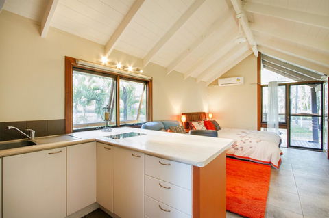 Airlie Beach Eco Cabins - Adults Only - Tourism Caloundra 12