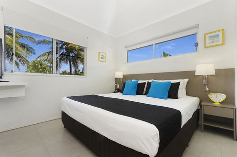 By The Sea Port Douglas - Tourism Caloundra 17