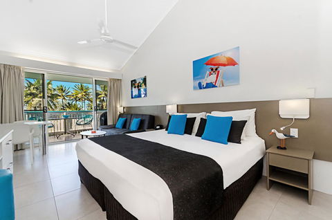 By The Sea Port Douglas - Tourism Caloundra 4