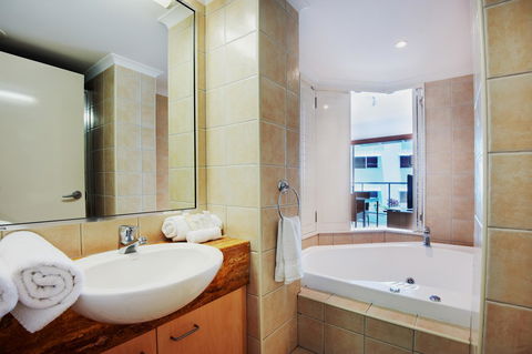 Rolling Surf Resort - Tourism Caloundra 8