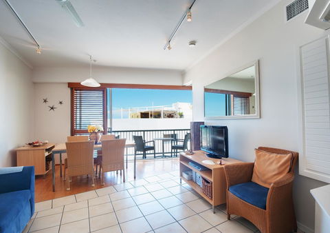 Rolling Surf Resort - Tourism Caloundra 38