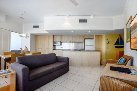 Rolling Surf Resort - Tourism Caloundra 30